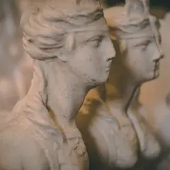 Kamienne popiersia kobiet w antycznym stylu, ustawione jedno za drugim. To kopia w pomniejszeniu, ukazująca detale rzeźby.