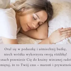Piękne wiersze dla żony od męża. Kobieta śpi spokojnie, otulona poduszką, z uśmiechem na twarzy.