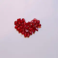 Serce z pestek granatu, jak wiersz o tematyce miłosnej, symbolizuje namiętność i głębokie uczucie.