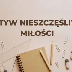 Motyw nieszczęśliwej miłości. Notatnik, ołówki i linijka sugerują pisanie smutnych wierszy o złamanych sercach.
