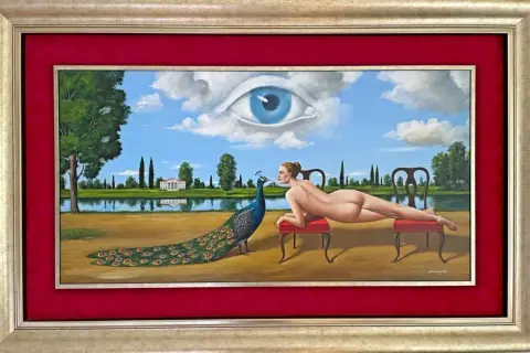 Obraz ukazuje nagą kobietę i pawia na tle pałacu i nieba z okiem. Surrealistyczne ujęcie oddaje głębokie emocje w malarstwie.