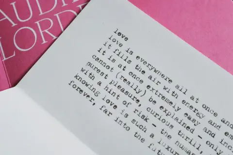 Piękny wiersz o miłości i tęsknocie, z tekstem "love is everywhere" na białej kartce, obok różowej okładki z napisem "AUDRE LORDE".