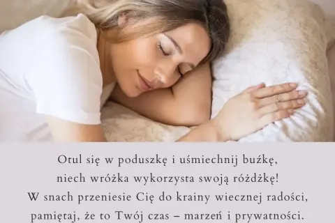 Piękne wiersze dla żony od męża. Kobieta śpi spokojnie, otulona poduszką, z uśmiechem na twarzy.
