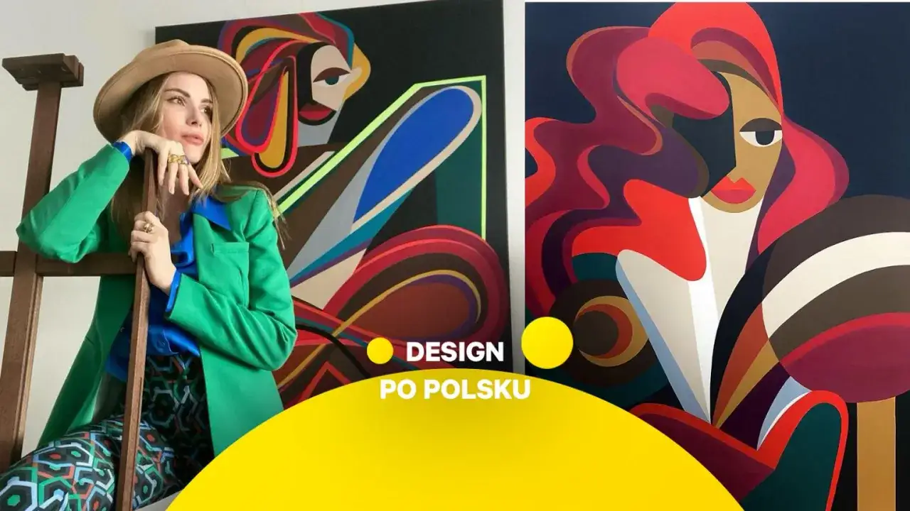 Młoda artystka w stylowej stylizacji pozuje na tle swoich barwnych, geometrycznych obrazów.