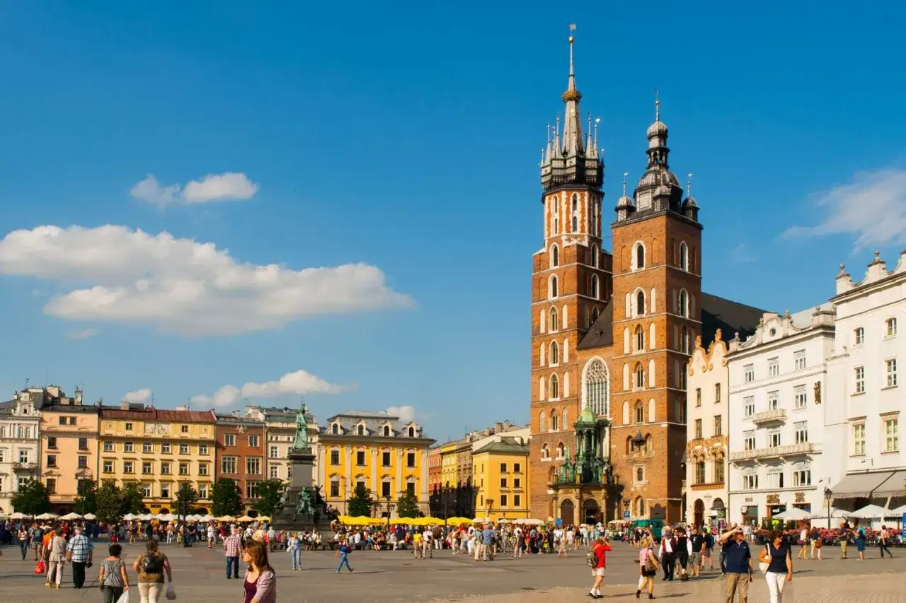 Rynek Główny w Krakowie, gdzie wiersze o Krakowie mogłyby opowiadać o historii i pięknie tego miejsca.