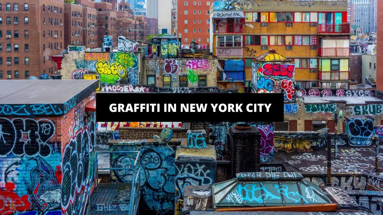 Dachy Nowego Jorku pokryte kolorowym graffiti. To sztuka uliczna, która ożywia miejski krajobraz.