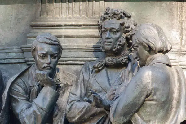 Brązowe rzeźby trzech mężczyzn, symbolizujące romantyzm. Najważniejsze informacje o epoce w sztuce i literaturze.