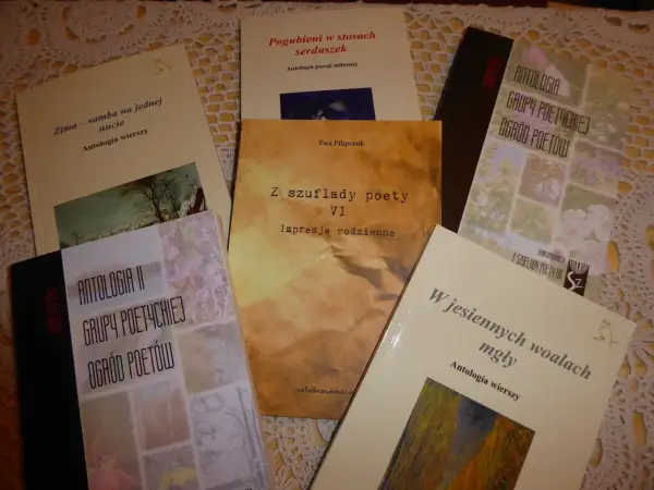 Książki z wierszami Ewy Pilipczuk i antologie poezji, w tym "Z szuflady poety VI" i "Antologia Grupy Poetyckiej Ogród Poetów".